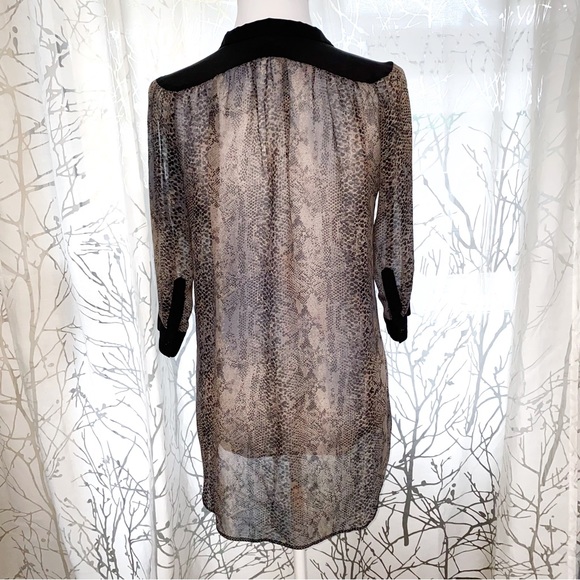 Aritzia Wilfred Black gray tan silk collar button up v- neck 1/2 sleeve top - Picture 7 of 9